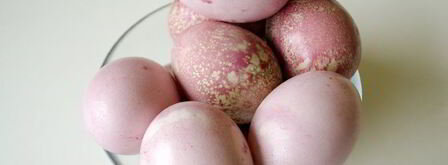 красим пасхальные яйца в розовый цвет соком свеклы. Шаг 6