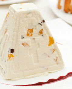 Пасха творожная с миндалем и изюмом