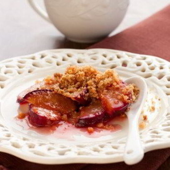 Рецепт персиково-черничного крамбла