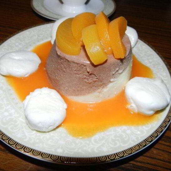 Рецепт шоколадно-фруктовый баваруа с маринованными персиками, абрикосовым кули и нежнейшими меренгами