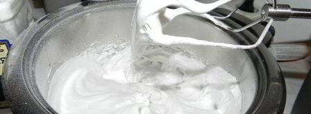 шоколадно-фруктовый баваруа с маринованными персиками, абрикосовым кули и нежнейшими меренгами. Шаг 6