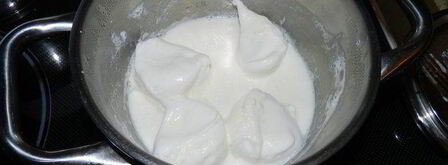 шоколадно-фруктовый баваруа с маринованными персиками, абрикосовым кули и нежнейшими меренгами. Шаг 7