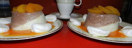 шоколадно-фруктовый баваруа с маринованными персиками, абрикосовым кули и нежнейшими меренгами. Шаг 8