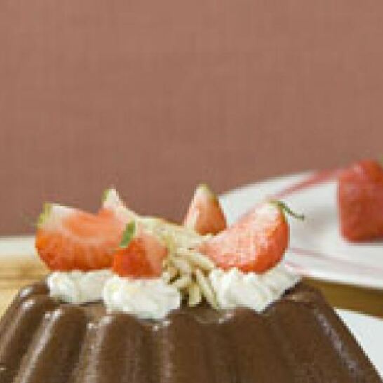 Рецепт шоколадный пудинг с клубникой