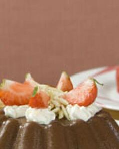 Шоколадный пудинг с клубникой