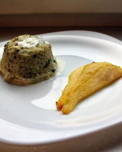 Дважды запеченное суфле Горгонзола и карамелизованная груша