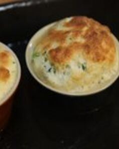 Сливочное суфле с зеленым луком и тимьяном