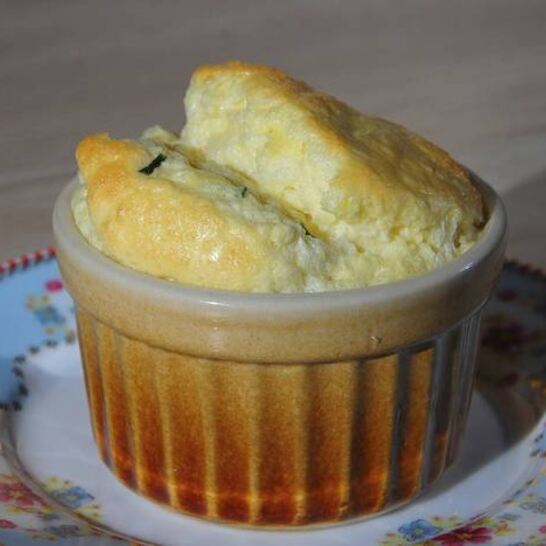 Рецепт сырное суфле с зеленым луком и кукурузной мукой