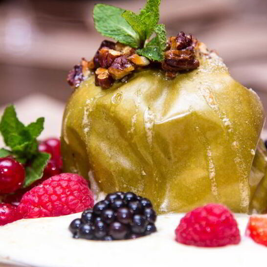 Рецепт яблоко, запеченное с медом и орехами