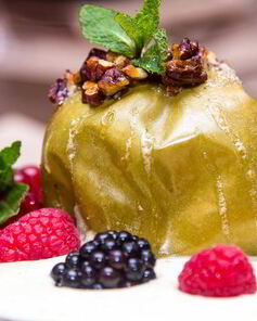 Яблоко, запеченное с медом и орехами