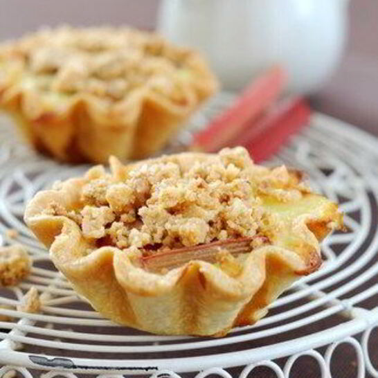 Рецепт запеченый десерт из клубники и ревеня с посыпкой из мацы