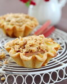 Запеченый десерт из клубники и ревеня с посыпкой из мацы