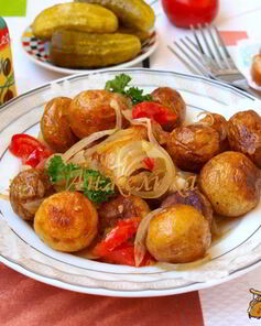 Гарнир из молодого картофеля в сковороде