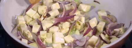 чечевица с тушеными овощами и яйцами в специях. Шаг 4