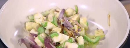 чечевица с тушеными овощами и яйцами в специях. Шаг 5