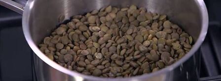 чечевица с тушеными овощами и яйцами в специях. Шаг 8