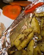 Картофель по-деревенски с чесноком