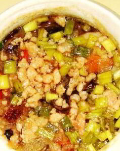 Картофель с овощами в горшке