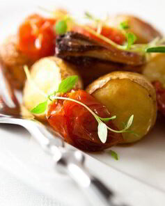 Картофель с томатами и базиликом