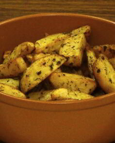 Картофель с травами и чесноком