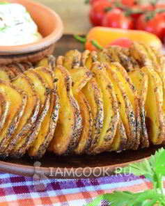 Картофель спиралью на шпажках в духовке