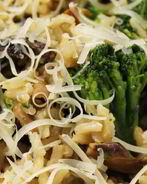 Коричневый рис с грибами и брокколи