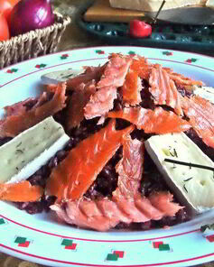 Красный рис в вине с лососем и сыром