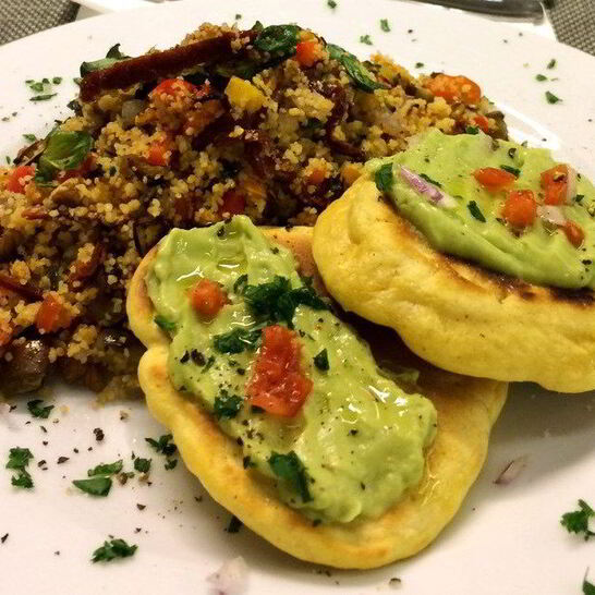 Рецепт кускус с запеченными овощами и оладьями из кукурузной муки и соусом из авокадо