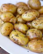 Молодой картофель, обжаренный с розмарином