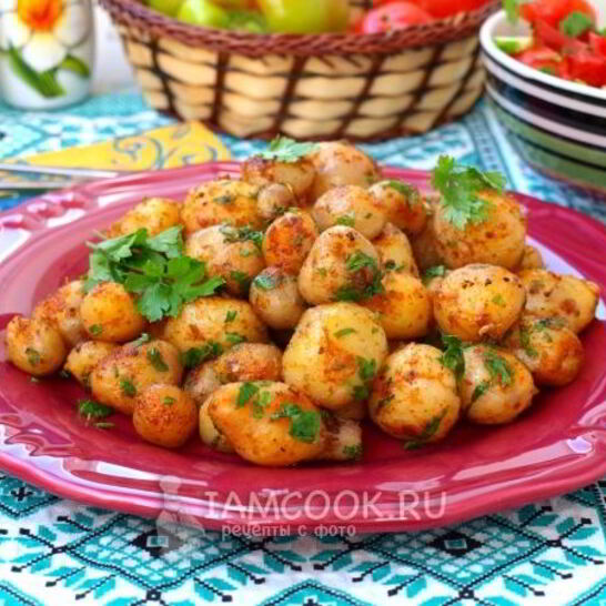 Рецепт молодой картофель с паприкой и чесноком