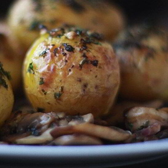 Рецепт помятый молодой картофель с зеленью и чесноком