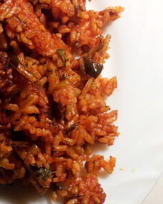 Рис с чесноком и луком-пореем в соусе сальса