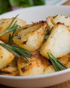 Жареный молодой картофель с каперсами, чесноком и розмарином