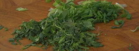 жареный рис с брокколи, копчеными колбасками и омлетом. Шаг 3