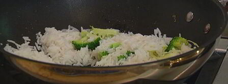 жареный рис с брокколи, копчеными колбасками и омлетом. Шаг 5