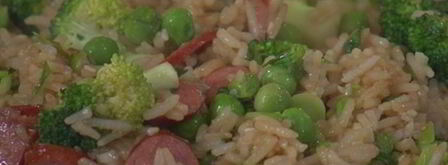 жареный рис с брокколи, копчеными колбасками и омлетом. Шаг 7