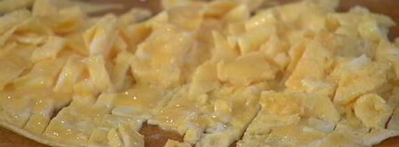 жареный рис с брокколи, копчеными колбасками и омлетом. Шаг 10