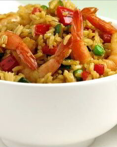 Жареный рис с креветками и сладким перцем