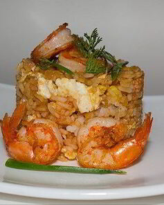 Жареный рис с курицей и креветками по-тайски