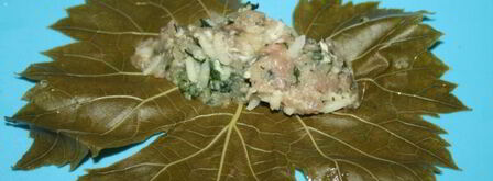 долма из молодых виноградных листьев с начинкой из смешанного фарша. Шаг 5