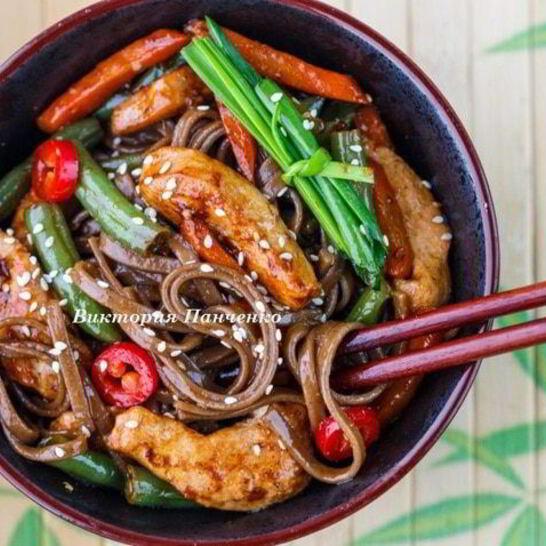 Рецепт гречневая лапша с овощами и индейкой