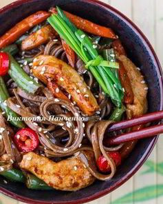 Гречневая лапша с овощами и индейкой