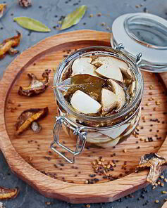 Белые грибы в маринаде с пажитником и горчицей