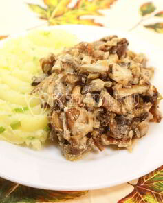 Белые грибы в сметане с картофелем