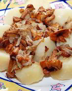 Лисички с картошкой жареные