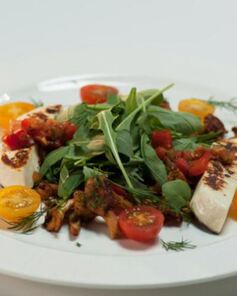 Лисички с жареным адыгейским сыром