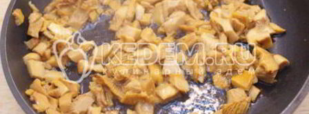 лисички жаренные со стручковой фасолью. Шаг 3