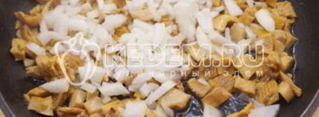 лисички жаренные со стручковой фасолью. Шаг 4