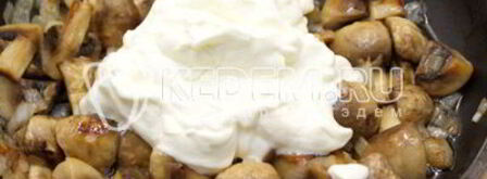 шампиньоны со сметаной. Шаг 4