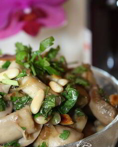 Шампиньоны жареные с кедровыми орешками